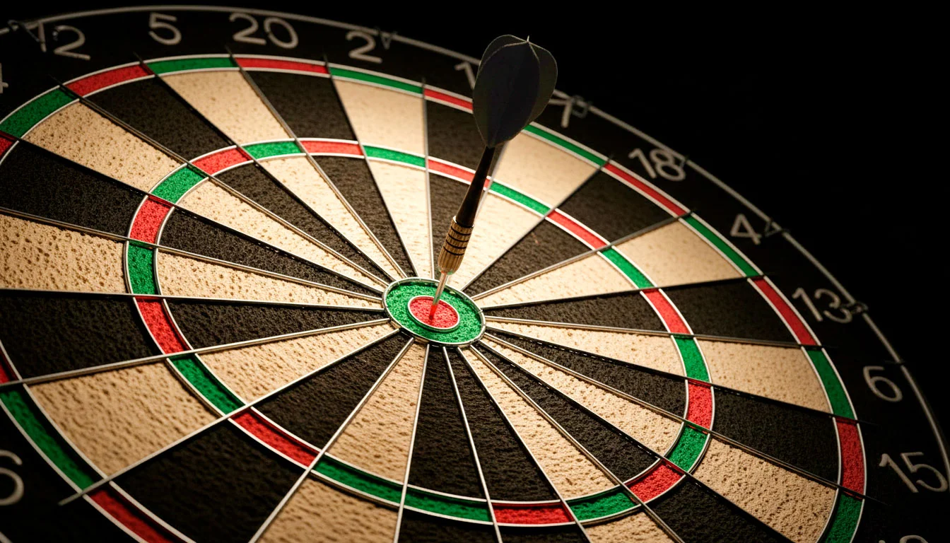 Dartspijl die de bullseye raakt op een professioneel dartbord onder podiumverlichting